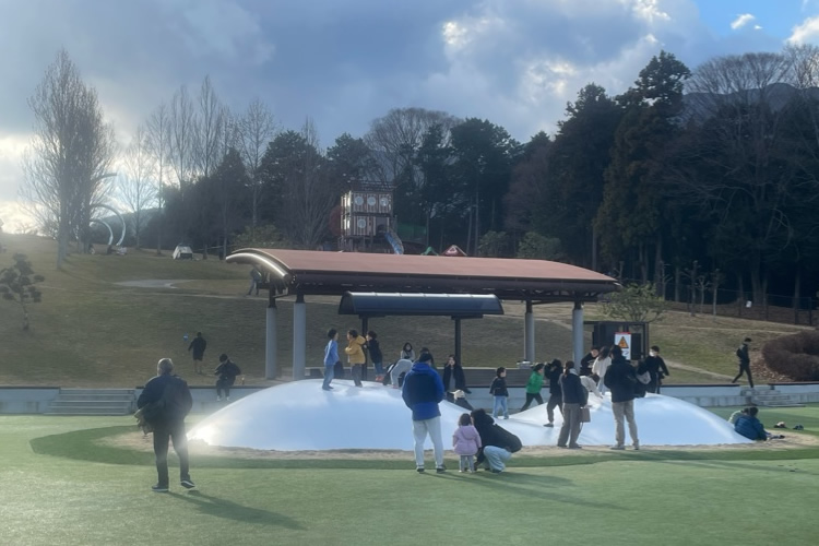 芝滑りやフワフワドームがある公園「ゴロゴロ広場」に行ってきました！