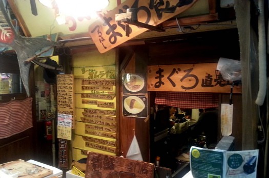 マグロ丼食べて桜の下でコーヒーブレイク